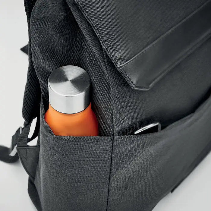 Rucsac pentru laptop 600D RPET negru cu buzunar lateral si sticla izolata portocalie cu capac inox periat