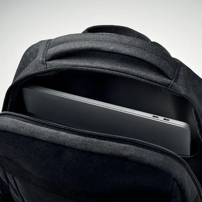 Rucsac pentru laptop negru din material texturat 600d rpet cu laptop argintiu elegant la interior
