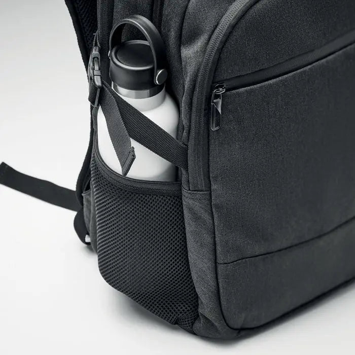 Rucsac pentru laptop 600d rpet negru din material texturat cu buzunar lateral plasa si sticla de apa alba