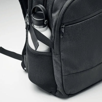 Rucsac pentru laptop 600d rpet negru din material texturat cu buzunar lateral plasa si sticla de apa alba