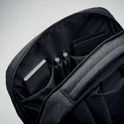 Rucsac pentru laptop 600d rpet negru cu compartimente interioare cu fermoar ce tine o tableta argintie si doua pixuri metalice
