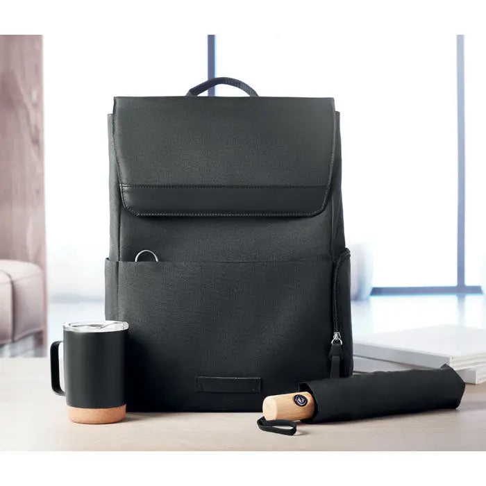 Rucsac pentru laptop 600d rpet negru din material texturat cu clapeta superioara si buzunar lateral cu fermoar