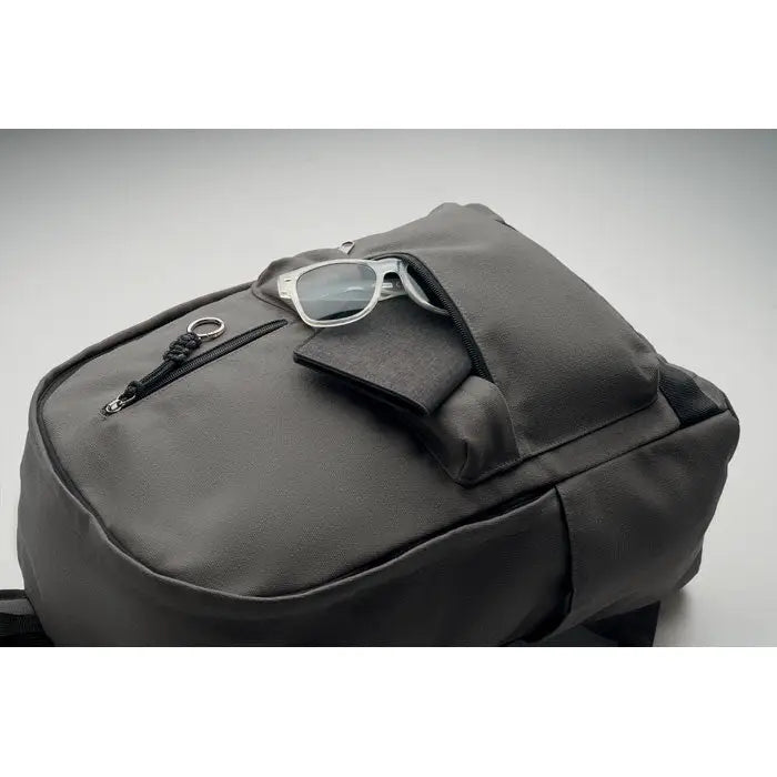 Rucsac pentru laptop de 15 inchi gri inchis din material texturat cu buzunar frontal zip si ochelari de soare