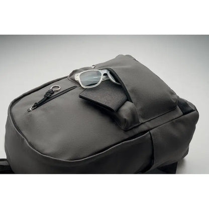 Rucsac pentru laptop de 15 inchi gri inchis din material texturat cu buzunar frontal zip si ochelari de soare