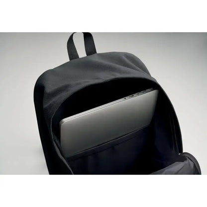 Rucsac pentru laptop de 15 inchi din panza neagra cu laptop argintiu asezat in interior