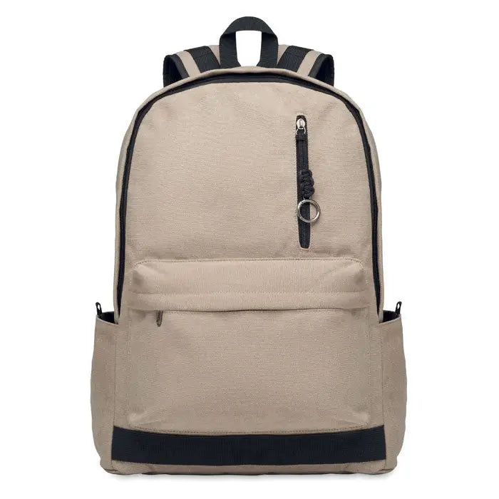 Rucsac pentru laptop de 15 inchi din panza bej cu fermoare negre si breloc impletit pe fermoarul frontal