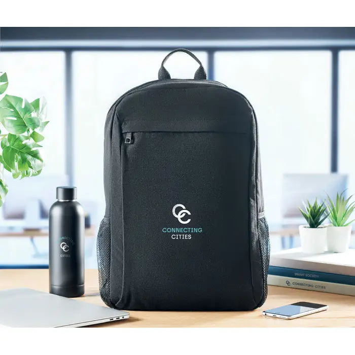 Rucsac pentru laptop de 15 inchi negru din pânză cu logo teal subtil și textul connecting cities pe față