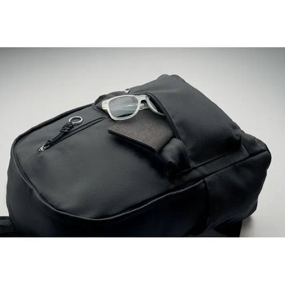 Rucsac pentru laptop de 15 inchi negru din material texturat cu buzunar frontal cu fermoar ce tine ochelari de soare si portofel