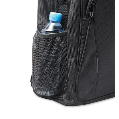 Rucsac pentru laptop cu buzunar lateral din plasă neagră ținând o sticlă de apă transparentă cu capac albastru