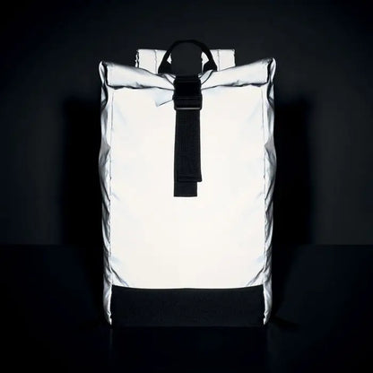 Rucsac reflectorizant rolltop alb lucios cu accente negre si inchidere roll-top eficient si modern