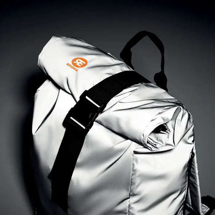 Rucsac reflectorizant rolltop argintiu cu barete negre si logo portocaliu pentru siguranta si vizibilitate