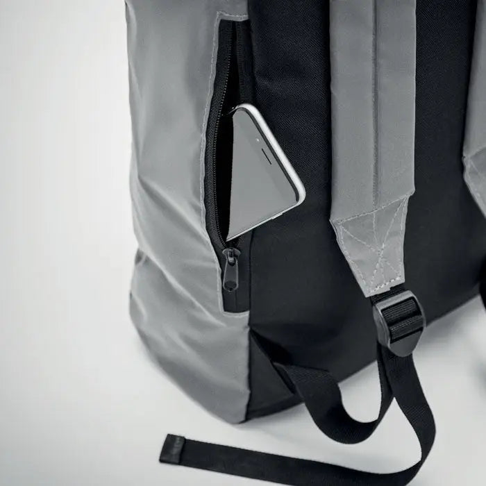 Rucsac reflectorizant rolltop gri si negru cu buzunar lateral cu fermoar ce tine un smartphone