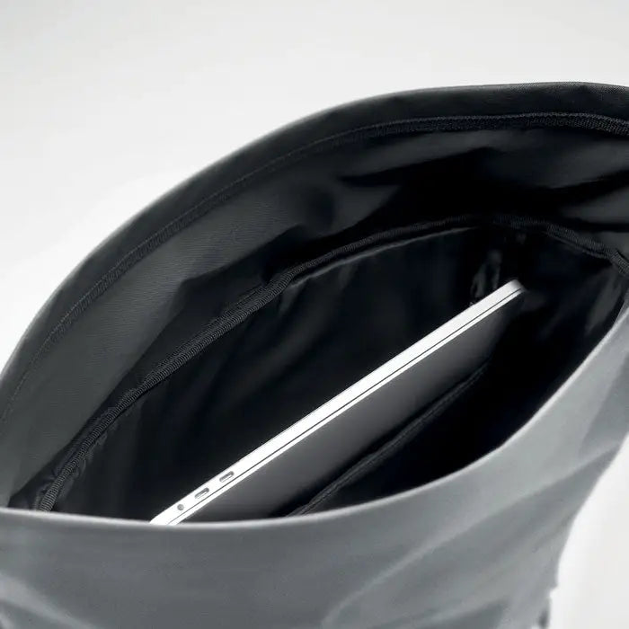 Rucsac reflectorizant rolltop negru cu design minimalist si material durabil, vazut din spate