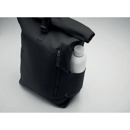 Rucsac roll top negru cu design minimalist si buzunar lateral din material 390 gr pe metru patrat cu sticla de apa alba