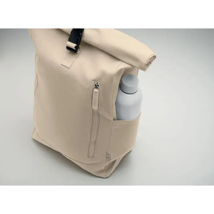 Rucsac roll top bej din panza 390 gr m2 cu catarama neagra si buzunar frontal cu fermoar