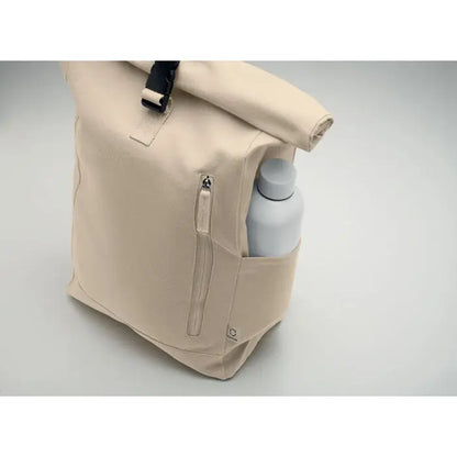 Rucsac roll top bej din panza 390 gr m2 cu catarama neagra si buzunar frontal cu fermoar