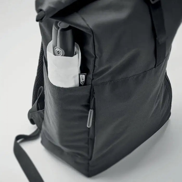 Rucsac rolltop 300d rpet negru din nailon cu buzunar cu fermoar ce conține o umbrelă albă