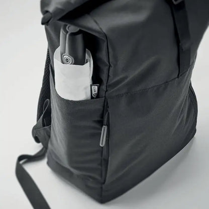 Rucsac rolltop 300d rpet negru din nailon cu buzunar cu fermoar ce conține o umbrelă albă