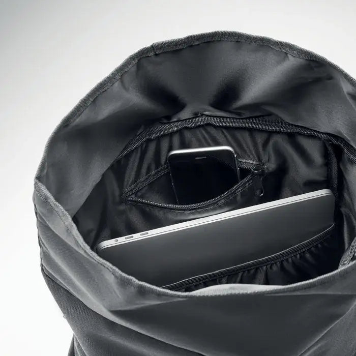 Rucsac rolltop 600d rpet negru din nylon cu inchidere rolltop si compartimente interne cu fermoar pentru laptop si smartphone