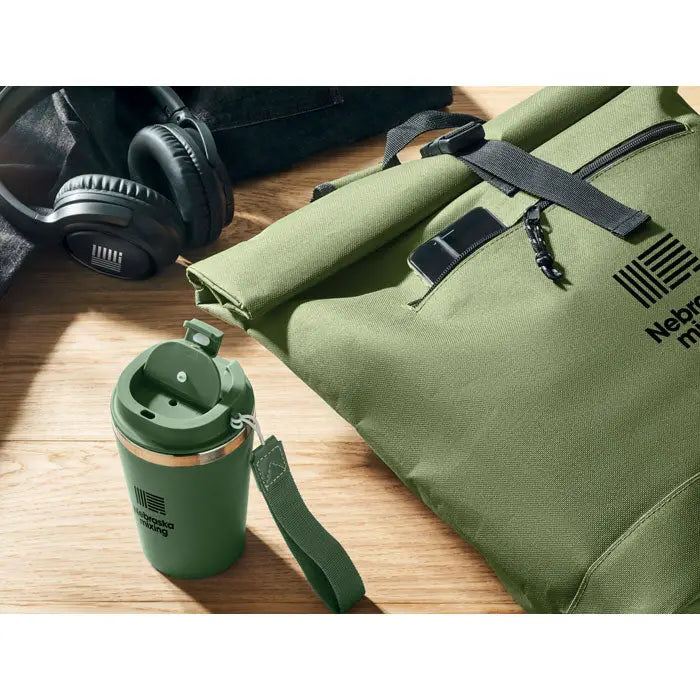 Rucsac rolltop din poliester 600d cu termos de calatorie verde masliniu izolat cu margine argintie si curea neagra