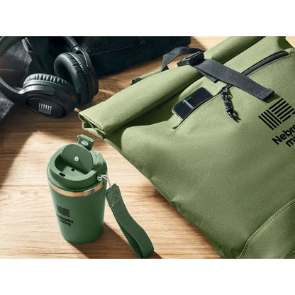 Rucsac rolltop din poliester 600d cu termos de calatorie verde masliniu izolat cu margine argintie si curea neagra
