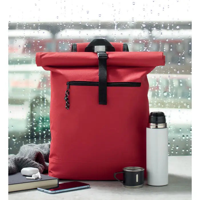Rucsac rolltop rosu din poliester 600D cu bretele negre si fermoare accentuate pentru utilizare urbana