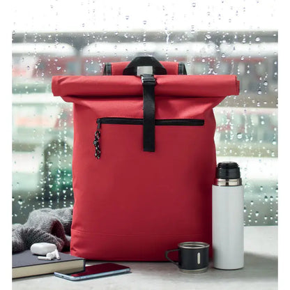 Rucsac rolltop rosu din poliester 600D cu bretele negre si fermoare accentuate pentru utilizare urbana