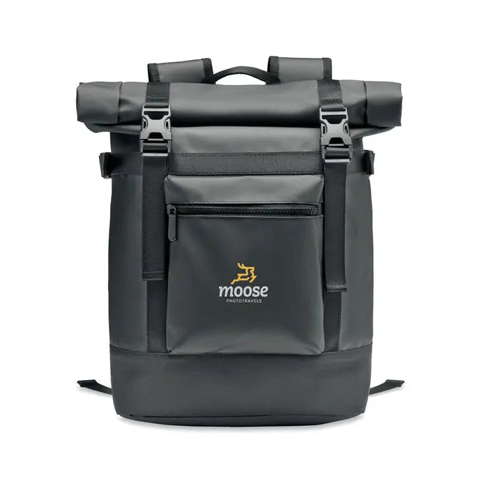 Rucsac rolltop prelata 50C gri închis cu bretele negre și logo moose phototravels brodat auriu pe buzunar frontal