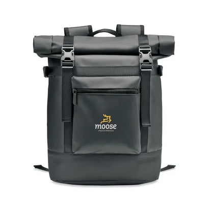 Rucsac rolltop prelata 50C gri închis cu bretele negre și logo moose phototravels brodat auriu pe buzunar frontal