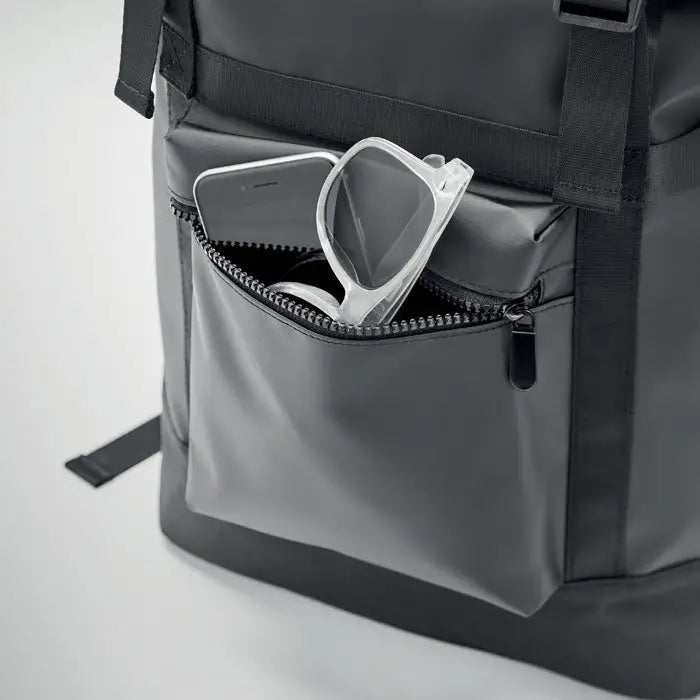 Rucsac rolltop prelata 50C gri închis din nylon cu buzunar frontal prevăzut cu fermoar ce conține ochelari de soare și smartphone