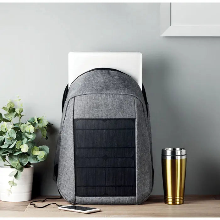 Rucsac solar gri texturat cu panou solar negru pe partea frontală pentru încărcare eco eficientă