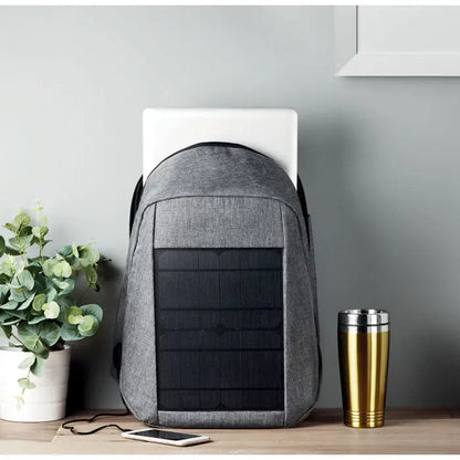Rucsac solar gri texturat cu panou solar negru pe partea frontală pentru încărcare eco eficientă