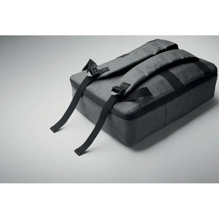 Rucsac subtire pentru laptop de 15 inchi din material texturat gri inchis cu bretele negre reglabile si design minimalist