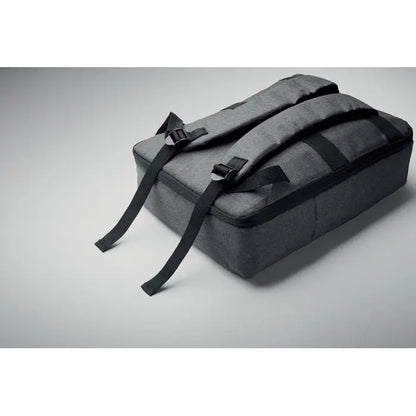 Rucsac subtire pentru laptop de 15 inchi din material texturat gri inchis cu bretele negre reglabile si design minimalist