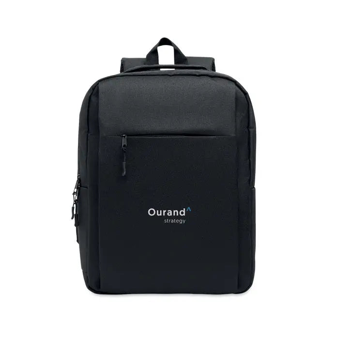Rucsac subtire pentru laptop de 15 inchi negru cu design minimalist si branding alb subtil pe partea frontala