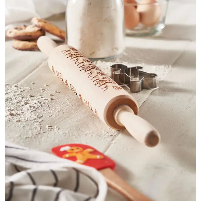 Rulare din lemn de patiserie crem cu maner natural si design sculptat de ren pentru Craciun