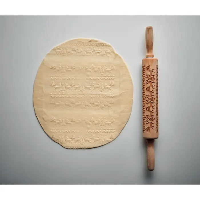 Rulare din lemn de patiserie de Craciun cu modele gravate de reni si brazi si aluat cu designuri embossate
