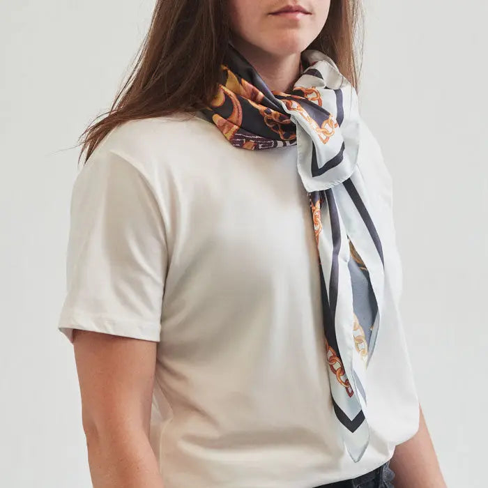 Elegant sal poliester satinat reciclat cu model sofisticat cu lanturi in tonuri de negru auriu si gri