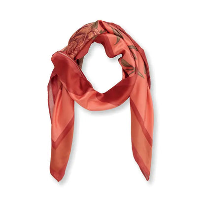 Sal poliester satinat reciclat coral cu model floral delicat în tonuri de pământ, elegant drapat pentru un plus de rafinament