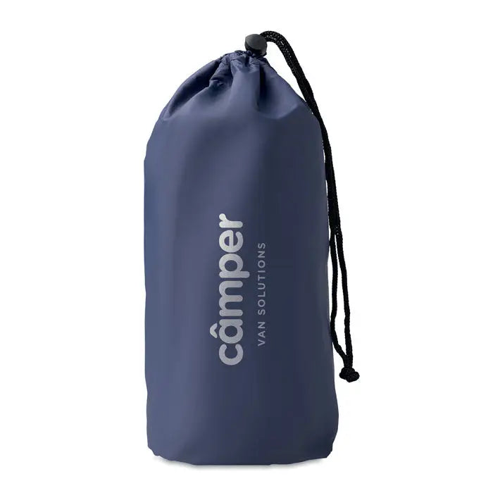 Sac de depozitare bleumarin cu snur din material textil cu branding alb camper van solutions pentru saltea de dormit gonflabila