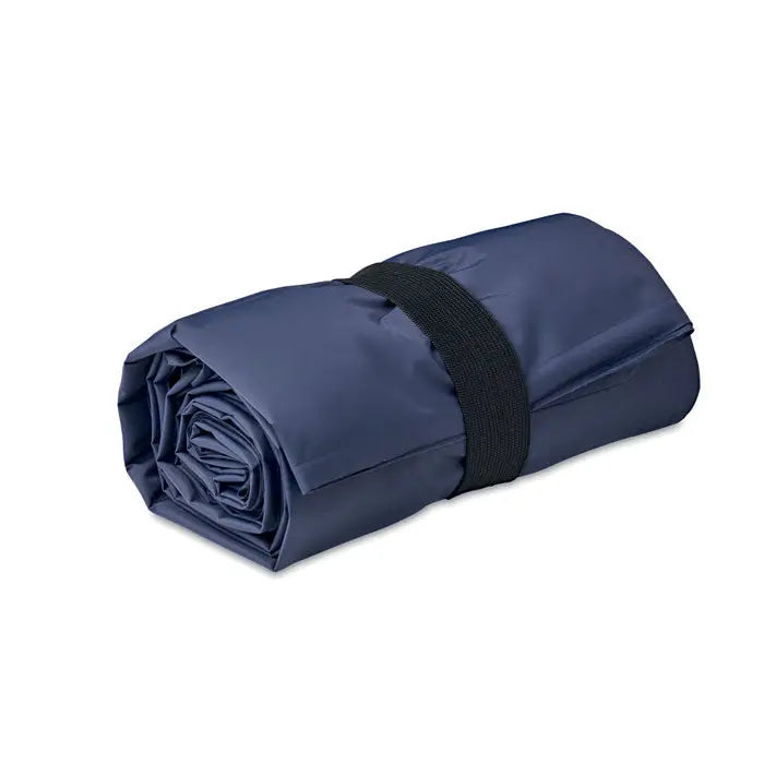 Saltea de dormit gonflabila albastru navy rulata si fixata cu elastic negru pentru plaja