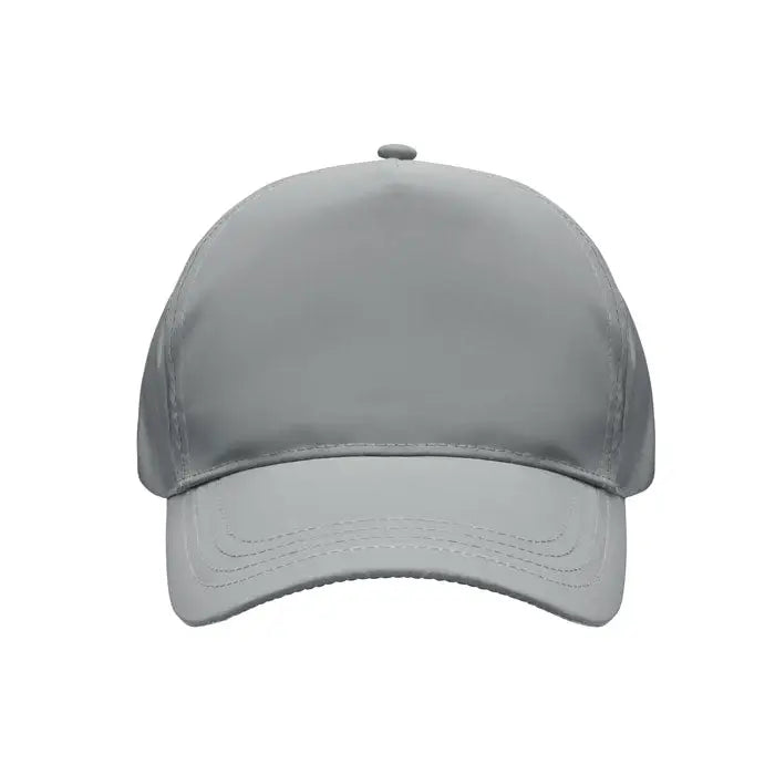 Sapca de baseball gri din material reflectorizant cu cinci panouri si cusaturi subtile pe tesatura usoara