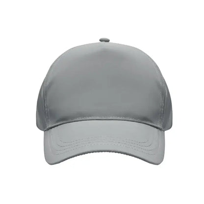 Sapca de baseball gri din material reflectorizant cu cinci panouri si cusaturi subtile pe tesatura usoara