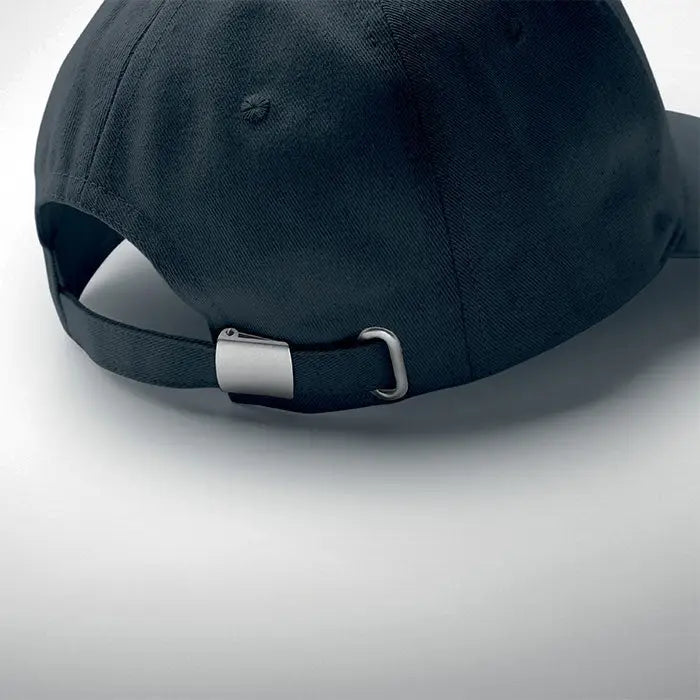 Sapca de baseball din bumbac organic neagra cu catarama reglabila argintie vazuta din spate