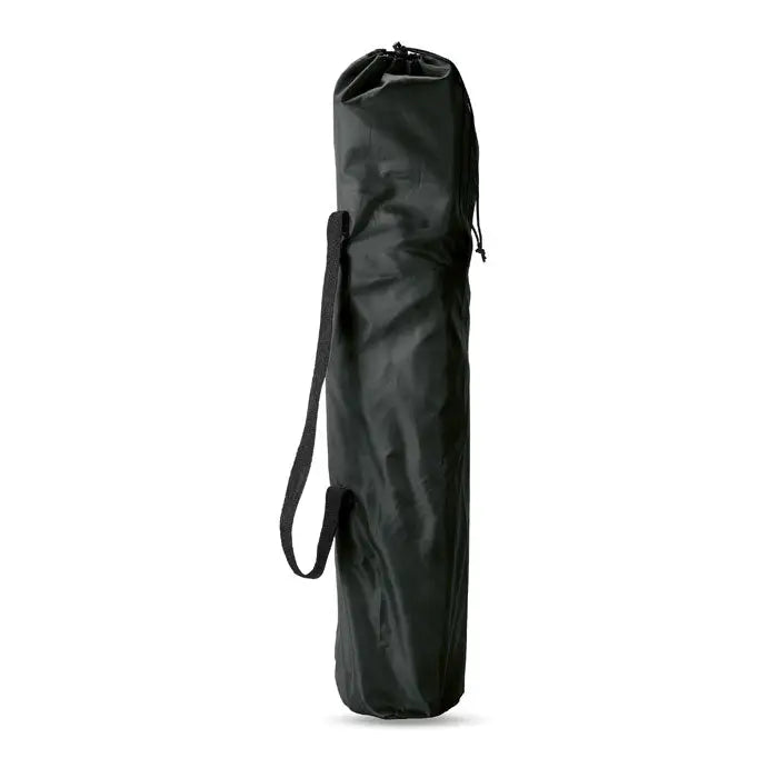 Geantă neagră din nylon pentru saltea de yoga cu închidere tip snur și curea reglabilă pentru umăr, scaun de exterior