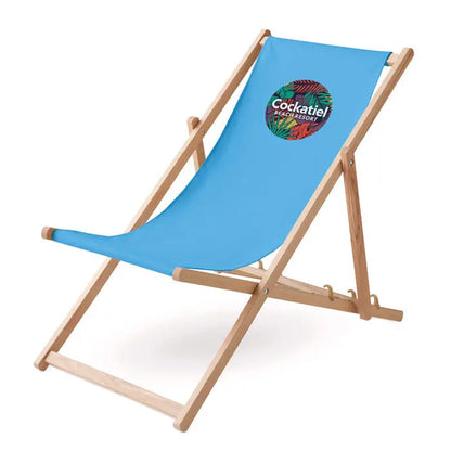 Scaun de plaja din lemn cu cadru din lemn si sezut bleu deschis din panza cu logo circular cockatiel beach resort