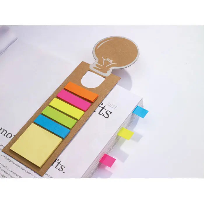 Semn de carte din carton in forma de bec cu bloc de note lipicios colorat aranjat la baza sa