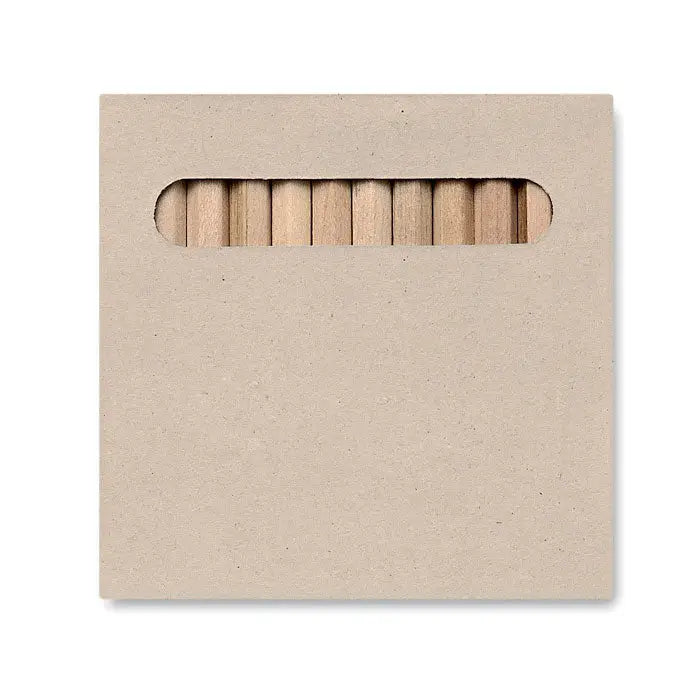 Set 12 creioane colorate cu corp din lemn maro deschis aranjate intr-o cutie din carton bej cu fereastra decupata