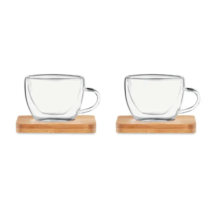 Set 2 espresso cu perete dublu din sticla transparenta cu manere elegante, asezate pe suporturi din bambus maro deschis