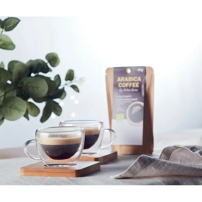 Set 2 espresso cu perete dublu recipient din sticla transparenta cu espresso inchis si crema pe suport lemn